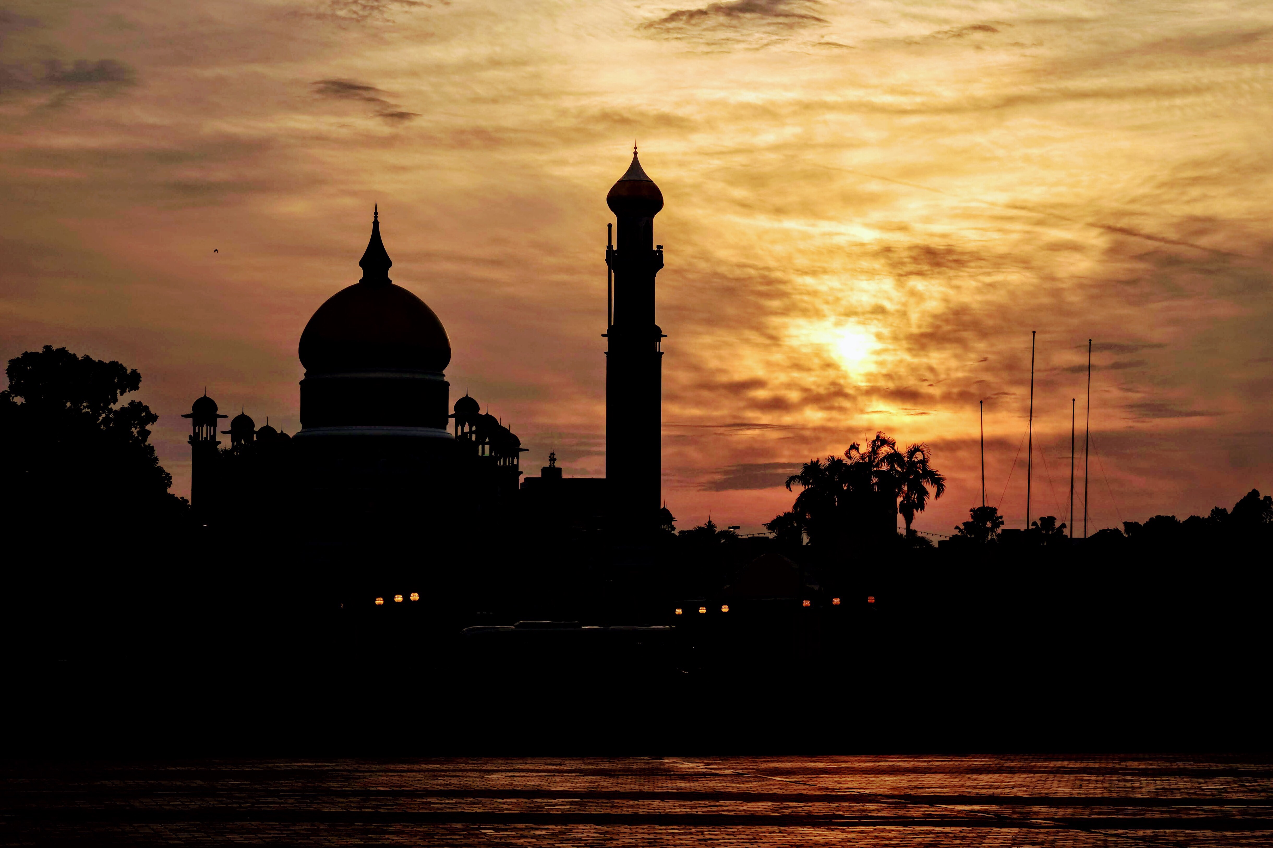 Omar Ali Saifuddien Mosque, Brunei